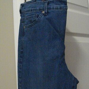 Women's /Juniors Gloria Vanderbilt Amanda Collection medium wash jeans, size 8.